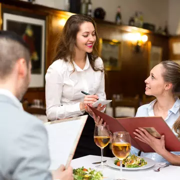 Programul restaurantelor și cafenelelor din București a fost modificat. La ce oră se vor închide