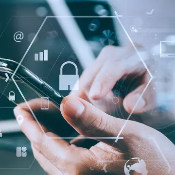 SRI: Sms-ul "Detalii secrete Covid-19" contine un virus ce oferă accesul hackerilor la datele bancare