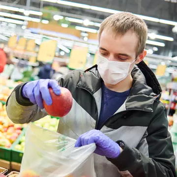 Cum să te ferești de coronavirus la cumpărături, potrivit experților