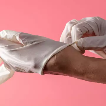 Medic: "Mănușile purtate la cumpărături nu ne protejează împotriva coronavirusului. Fac mai mult rău decât bine"