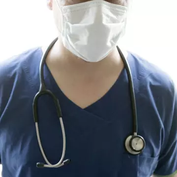 Mesajul unui rezident care luptă împotriva coronavirusului: „E tare comod să urâți din casă, de pe canapea”