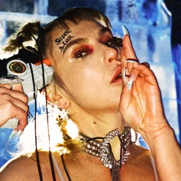 Corina Bud revine ca artist independent și... „SUPERSTAR“