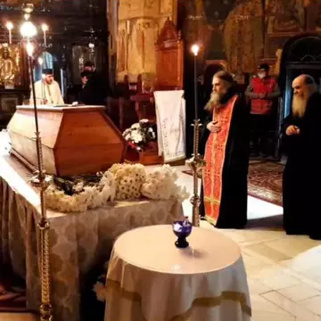 Imagini șocante: credincioși fără măști sărută sicriul ÎPS Pimen