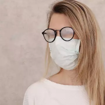 4 metode să porți masca de protecție fără să ți se aburească ochelarii de vedere
