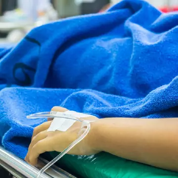 O femeie a intrat în comă după ce a născut, iar soțul ei spune că de o lună nu este lăsat s-o vadă