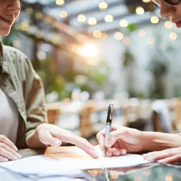 Ce date personale trebuie să dezvăluie românii atunci când merg la o terasă
