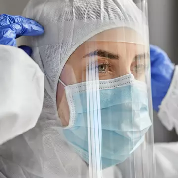 Mărturiile cutremurătoare ale unui medic infecționist din București: „Nu crezi în Covid? Hai cu noi la terapie intensivă, dar fără mască!”