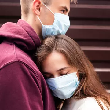 Studiu: Adulții tineri cu forme ușoare de COVID-19 rămân cu simptomele bolii două-trei săptămâni