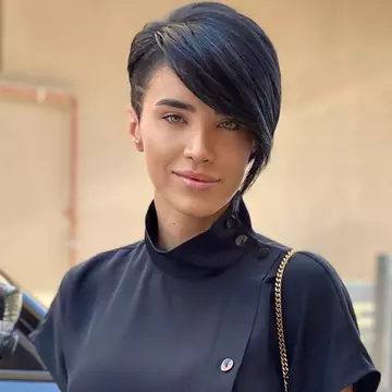 Cum arată Adelina Pestrițu în poza de buletin