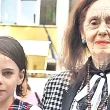 Conflicte între Adriana Iliescu, cea mai bătrână mamă din România, și fiica adolescentă: „O ține foarte din scurt”