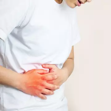 O femeie a aflat că are cancer la testicule, după ce a ajuns la spital cu dureri abdominale