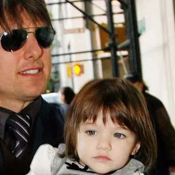 Cum arată Suri Cruise la vârsta de 14 ani. Incredibil cât seamănă cu celebrul ei tată!