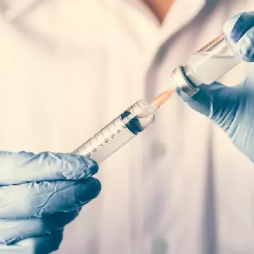 Studiu: Au fost depistate mai multe cazuri de miocardită în rândul tinerilor vaccinați cu Pfizer