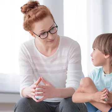 CUM ÎI SPUN “NU” CELUI MIC? CUM ÎL AJUT SĂ NU SE MAI TEAMĂ DE ÎNTUNERIC? CUM POT SĂ ÎI FIU DE AJUTOR?