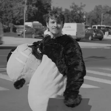 Andrei Leonte, îmbrăcat în costum panda pe străzile din București. Artistul îndeamnă oamenii să poarte măști de protecție