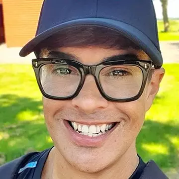 Un bărbat de 53 de ani arată ca la 25. Care este secretul tinereții sale