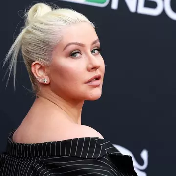 Christina Aguilera se mândrește cu bustul său generos. Cum s-a pozat la piscină