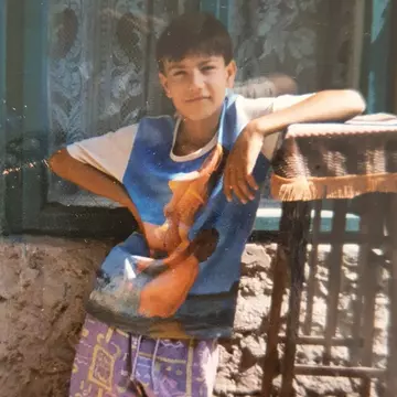 "Mama venea de la cantină cu sacoșele de mâncare, sunt lucruri care m-au marcat", povestea emoționantă a unui artist român