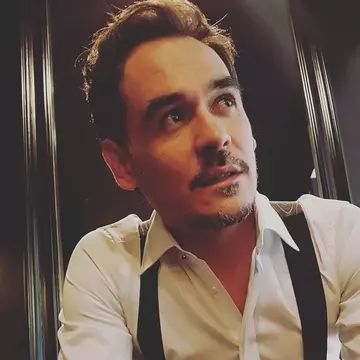 Răzvan Simion, fotografiat în compania unei brunete, într-un hotel din Istanbul