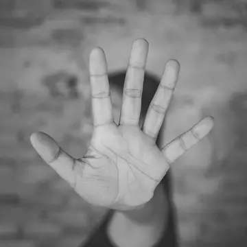 Un nou caz de bullying iese la iveală în Târgu Jiu. Un băiat a fost lovit cu furie de doi tineri