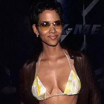 Halle Berry, siluetă impecabilă în costum de baie la 54 de ani