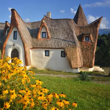 Castelul de lut din Valea Zânelor, loc de povești și jocuri