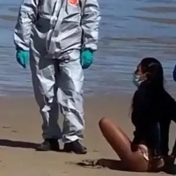 O surferiță infectată cu coronavirus a fost scoasă din apă și încătușată de poliție pentru nerespectarea izolării