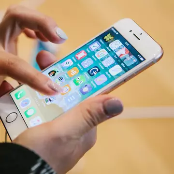 iOS 14, noul software Apple, vă avertizează dacă cineva vă spionează telefonul