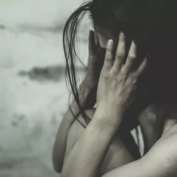 O româncă, angajată ca menajeră de un cuplu din Spania, a fost violată și agresată de ambii soți