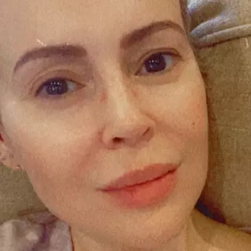 Cu ce simptome se luptă actrița Alyssa Milano după vindecarea de coronavirus?