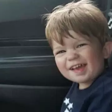 Un băiețel de doar 2 ani a murit după ce a fost închis mai multe ore într-o mașină