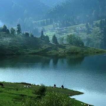 Lacul Colibița, o perlă rară între lacurile frumoase ale României