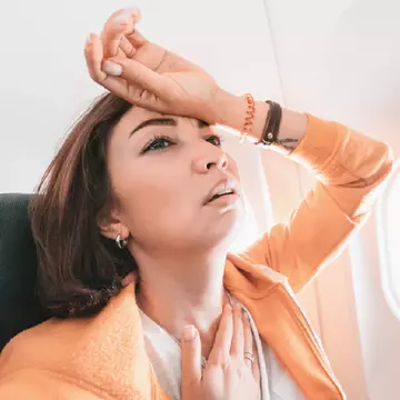 O tânără care suferea de COVID-19 a murit în avion