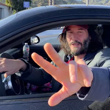 Keanu Reeves, surprins într-o ipostază tandră cu iubita. Cum l-au fotografiat paparazzi