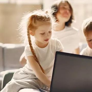 E oficial: părinții primesc zile libere pentru a-și supraveghea copiii