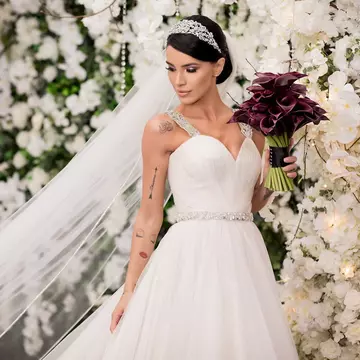 Adelina Pestritu își licitează rochia de mireasă în scop caritabil