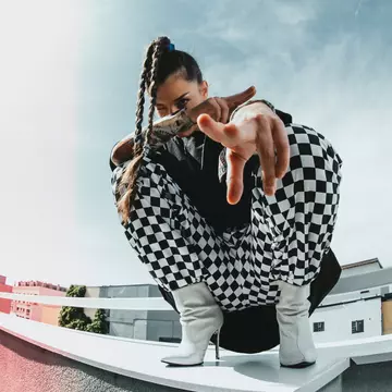 Cine este artista EMAA