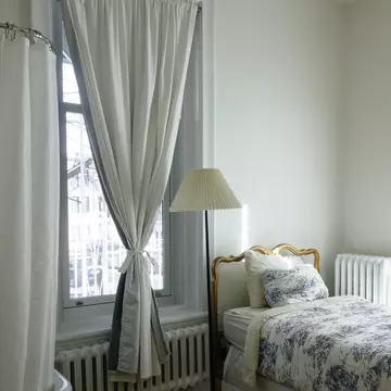 (P)  La câte grade se spală lenjeria de pat pentru a-i păstra culorile vii?