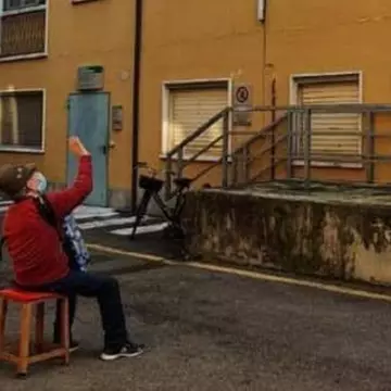 Gest impresionant făcut de un italian pentru soția sa. Femeia era spitalizată și nu putea primi vizite