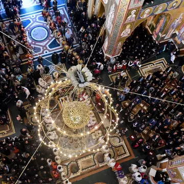 Video Mii de credincioși s-au îngrămădit să pupe mâna mitropolitului din Balcani decedat de COVID-19