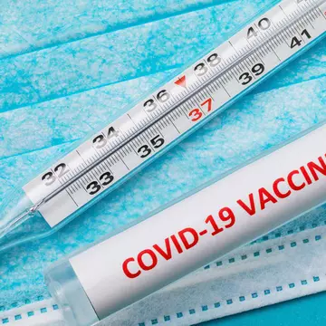 OMS: Cei care fac vaccinul anti-COVID-19 nu trebuie să renunțe la purtatul măștii de protecție