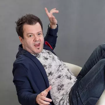 Cu ce se ocupă acum actorul Dragoș Moștenescu? Este stabilit în Anglia