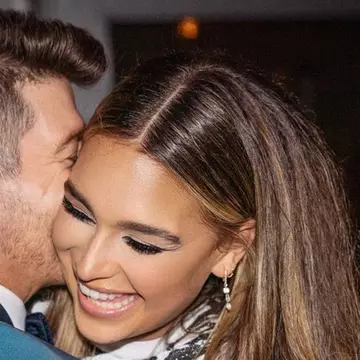 Logodnica lui Robin Thicke, nud în mediul online. „Corpul meu, decizia mea”