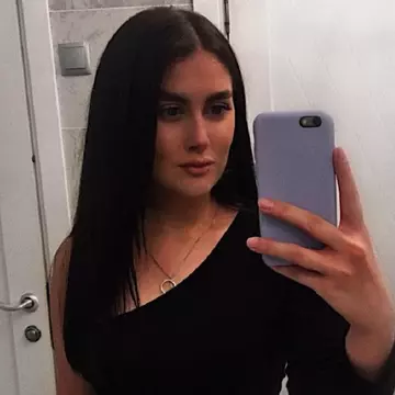 O tânără a murit în cadă, după ce smartphone-ul aflat la încărcat i-a căzut în apă
