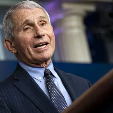 Anthony Fauci, cel mai cunoscut epidemiolog din lume, recomandă purtarea a două măști pentru protejarea în fața noilor tulpini ale coronavirusului