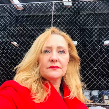 Elena Lasconi trăiește fără canalizare, gaze și asfalt în Câmpulung Muscel