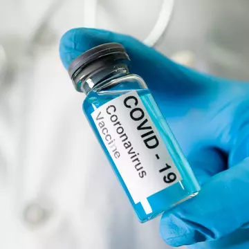 Câte doze de vaccin COVID-19 are România în stoc și câte a irosit
