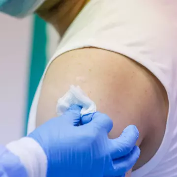 Țara în care trebuie să aștepți 6 luni pentru vaccin dacă ai avut COVID-19