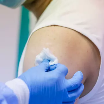 Ce spune medicul Radu Țincu despre reacțiile adverse „furtunoase” care apar după a doua doză de vaccin