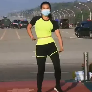 VIDEO viral. O femeie face aerobic în timp ce lovitura de stat din Myanmar se desfășoară în spatele ei